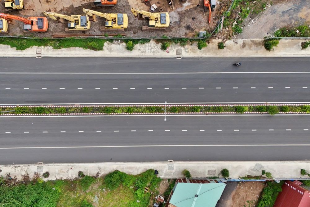 Duong rong 32m voi 6 lan xe, va dai hon 3km, ket noi quoc lo 1K voi xa lo Ha Noi. Ảnh: Anh Tu