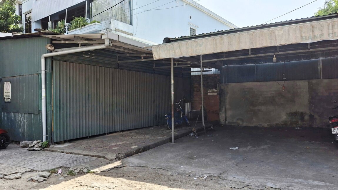 Mot quan chao long nam tren duong Nguyen Van Linh, phuong Truong Quang Trong, tinh Quang Ngai dong cua vi dich ta lon Chau Phi bung phat. Anh: Dong Giang