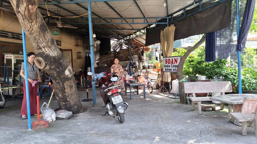 Le restaurant de chao long Soan au 519 Quang Trung quartier Cam Thanh province de Quang Ngai - est ferme depuis environ un demi-mois en raison de l'absence de clients en raison de l'epidemie d'elevage de porc africain. Photo : Dong Giang