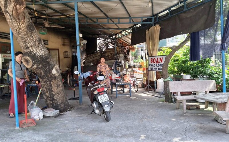 Congee Lam Soan restaurant at 519 Quang Trung, Cam Thanh ward, Quang Ngai province - has been closed for about half a month now due to a lack of customers due to the outbreak of African swine fever. Photo: Dong Giang