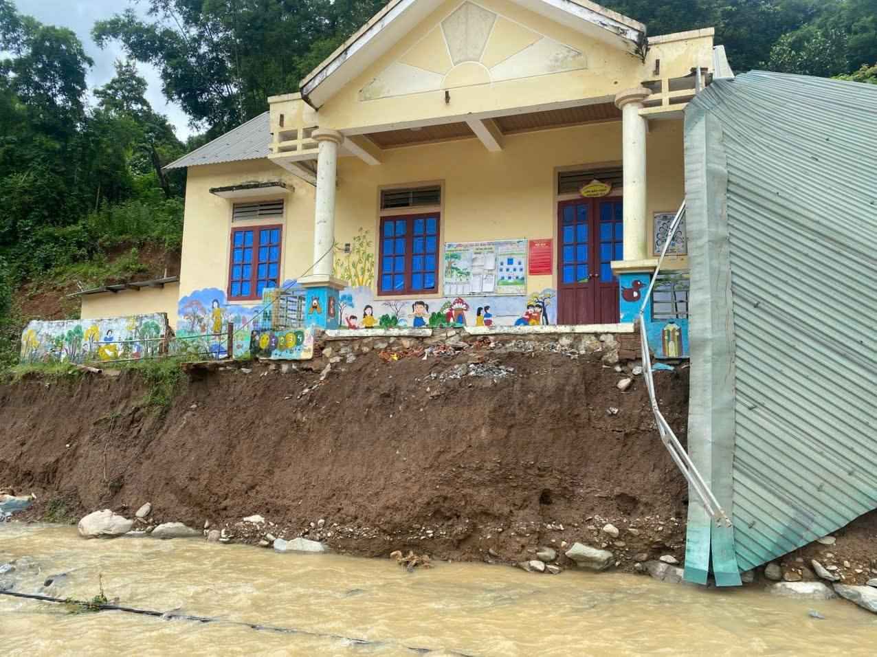 Huoi To 2 village boarding school - Mai Son Kindergarten (Nhon Mai commune, Nghe An province) was completely swept away by floodwaters and the access road to the school. Photo: Ngoc Anh