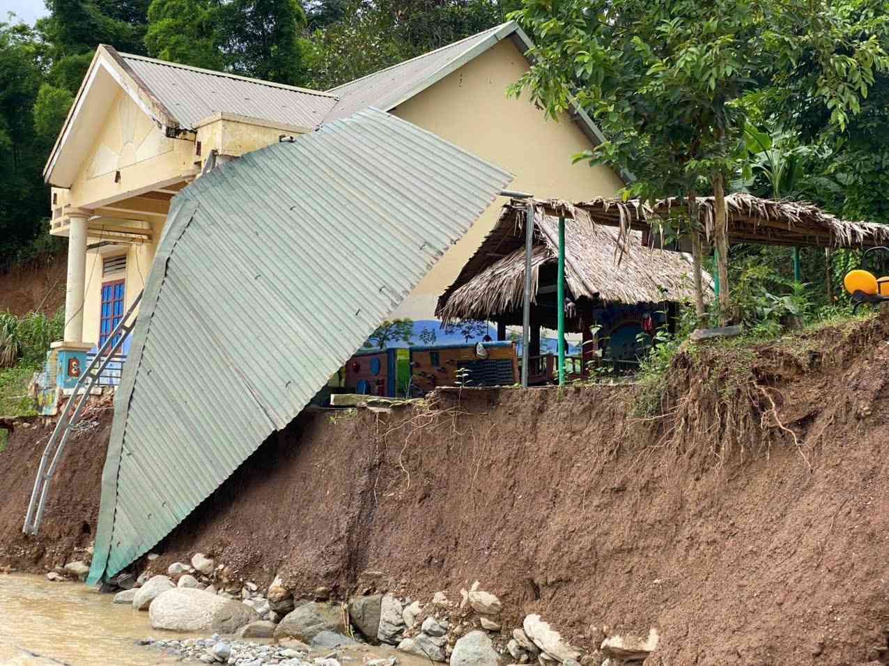 Tre em o diem truong Huoi To 2 khong con noi hoc do san truong va duong vao da bi lu cuon. Anh: Ngoc Anh
