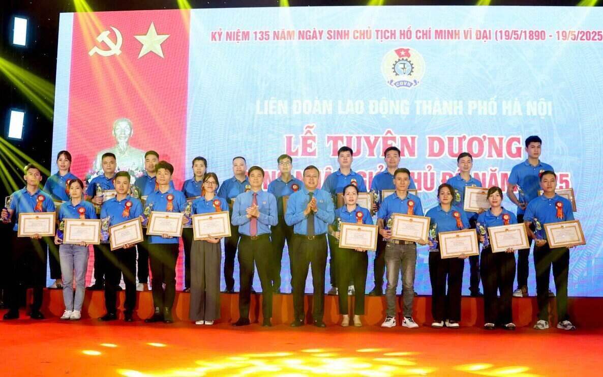 많은 창의적이고 혁신적인 아이디어를 가진 노동자들이 표창을 받았습니다. 사진: Kieu Vu
