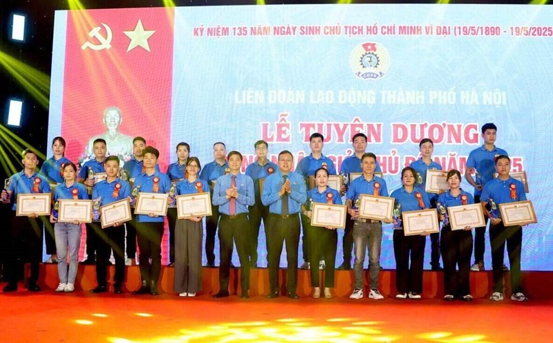 Workers with many creative initiatives were honored. Photo: Kieu Vu