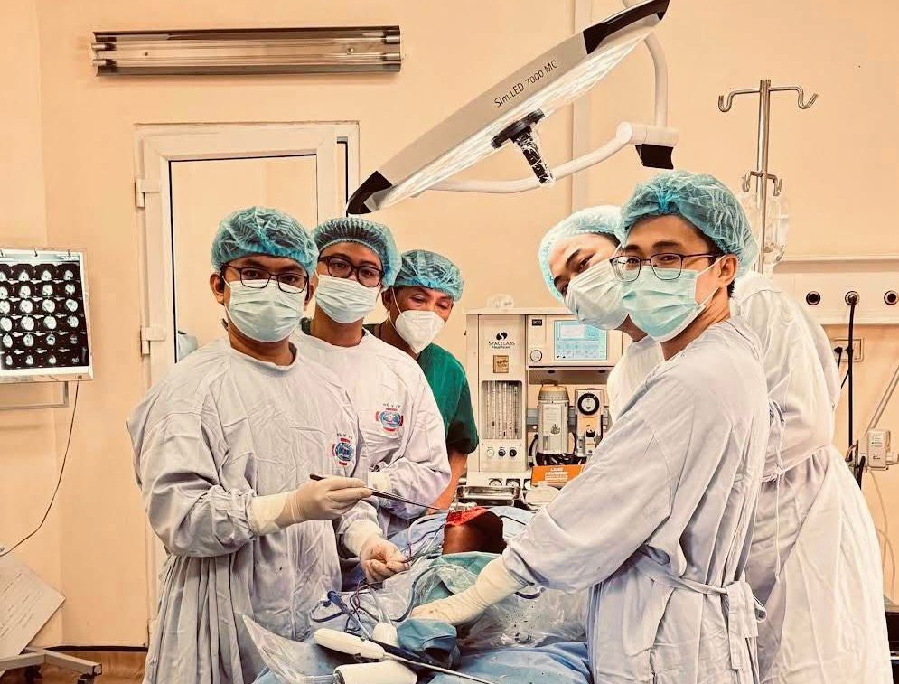 Doctors replace knee joints for children with bone cancer. Photo: BVCC