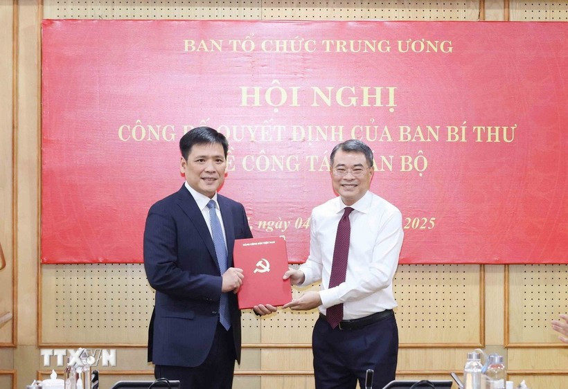 Head of the Central Organizing Committee Le Minh Hung (in white shirt) presented the appointment decision to Mr. Nguyen Thanh Binh. Photo: VNA.
