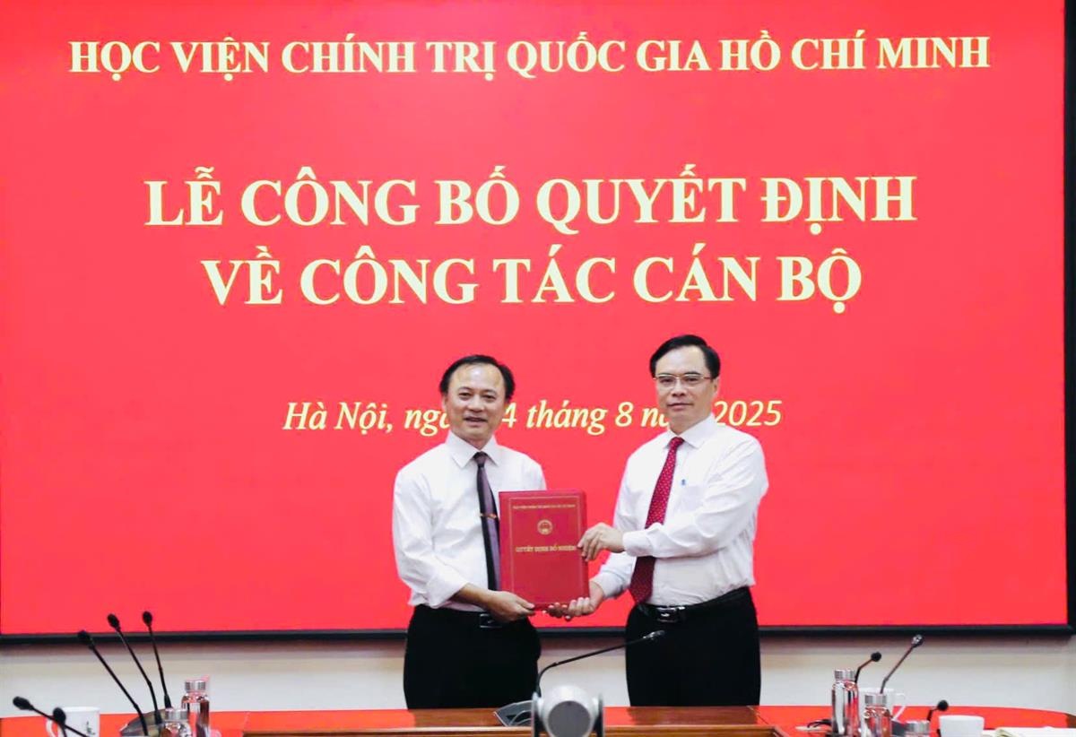 PGS TS Duong Trung Y - Uy vien Ban Thuong vu Dang uy, Pho Giam doc Hoc vien Chinh tri quoc gia Ho Chi Minh trao quyet dinh bo nhiem cho ong Ta Quang Tuan. Anh: Hoc vien Chinh tri quoc gia Ho Chi Minh
