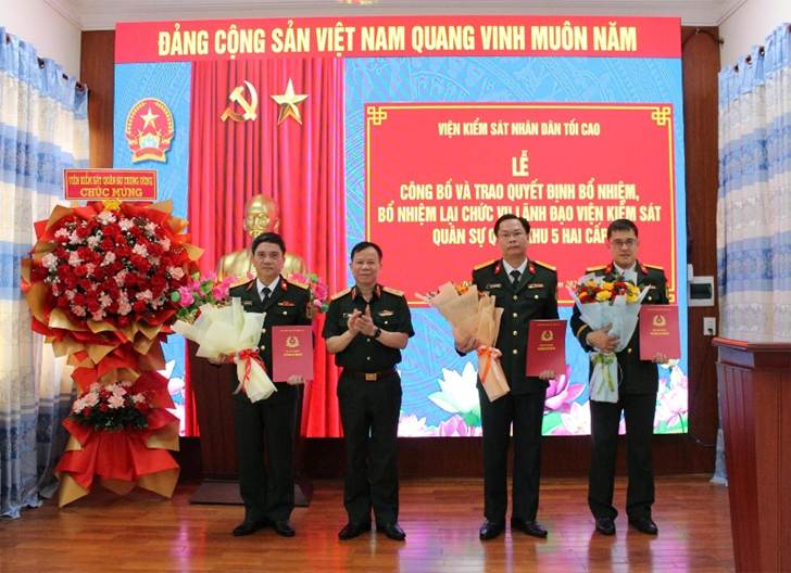 Trung tuong Ta Quang Khai - Pho Vien truong VKSND toi cao, Vien truong Vien kiem sat quan su Trung uong trao quyet dinh va tang hoa chuc mung cac si quan quan doi duoc bo nhiem, bo nhiem lai. Anh: vksndtc.gov.vn