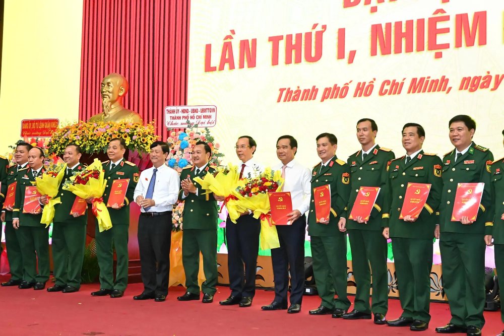 The Ho Chi Minh City Military Party Committee, term 2025-2030, launched the congress. Photo: Viet Dung