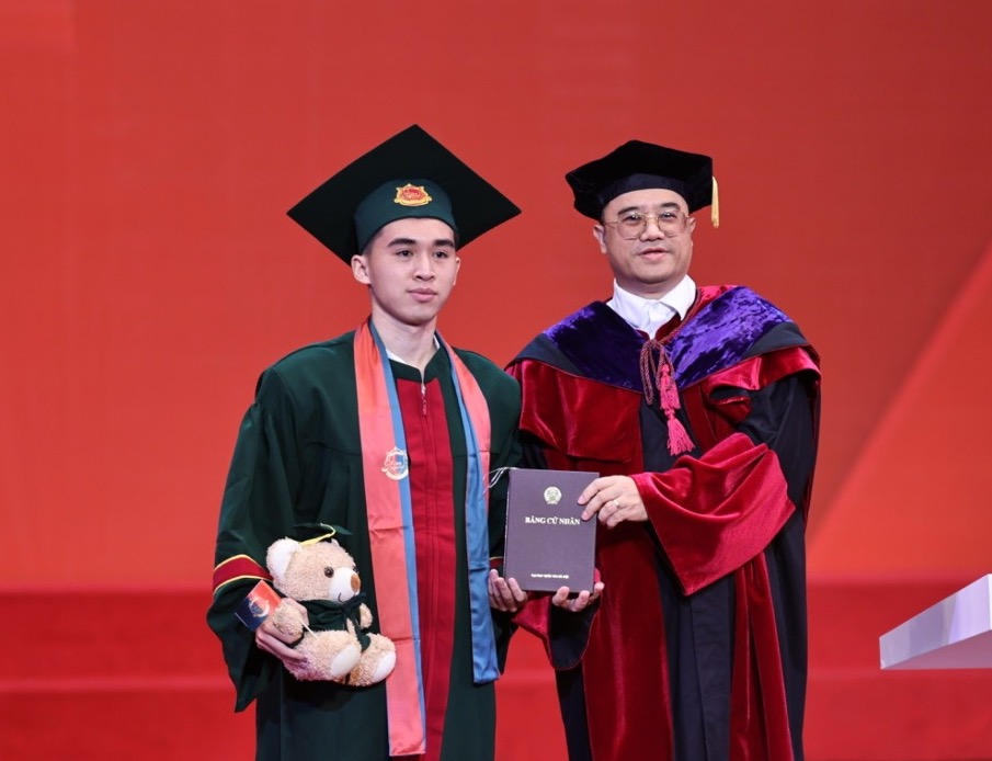 PGS.TS Nguyen Truc Le - Chu tich Hoi dong Truong Dai hoc Kinh te, Dai hoc Quoc gia Ha Noi trao bang tot nghiep cho sinh vien. Anh: UEB