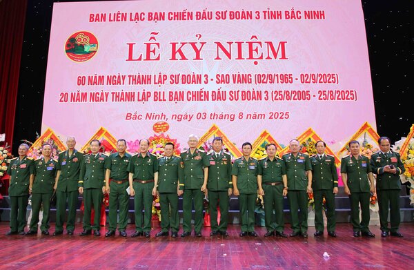 Los delegados se toman fotos en la ceremonia de aniversario. Foto: Linh Ngoc