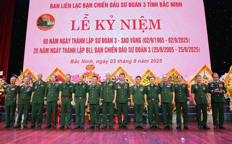 Delegates take photos at the ceremony. Photo: Linh Ngoc