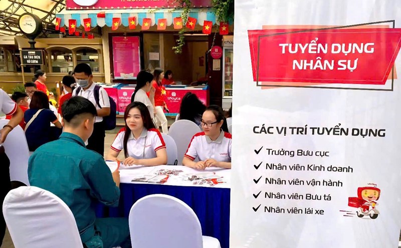 Workers participate in the job fair organized by the Hanoi Employment Service Center. Photo: Quynh Chi