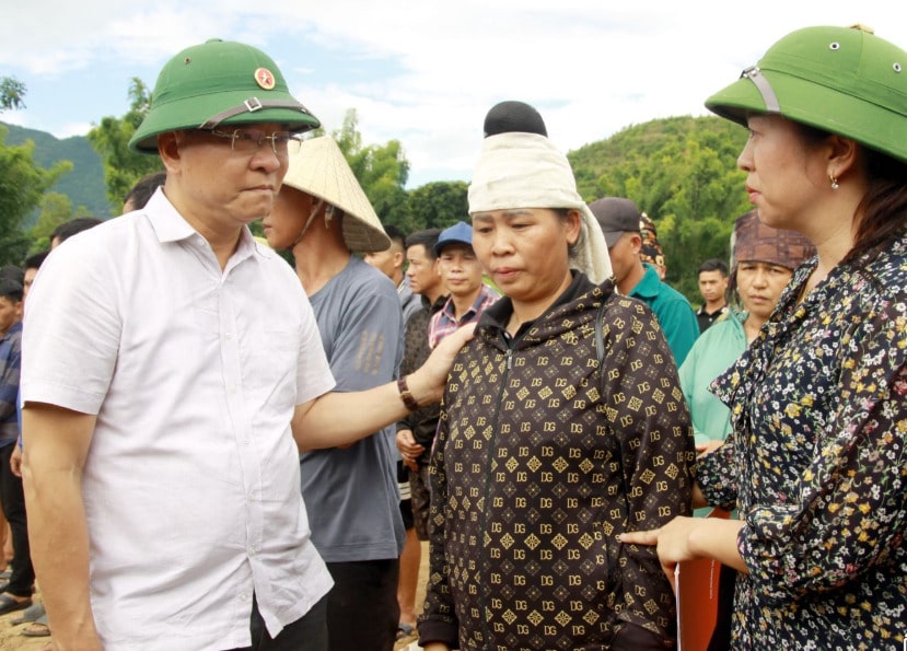 Deputy Prime Minister Le Thanh Long visited and expressed condolences to the families of people who died or went missing due to floods in Chieng So commune, Son La province. Photo: Dieu Anh