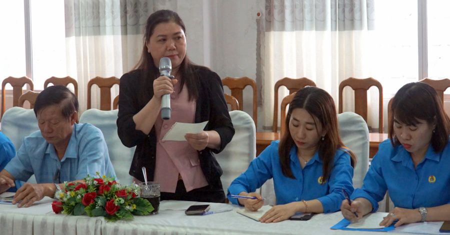 Tran Thi Phuong Trang 씨 - Phuoc Long 코뮌 노동조합 위원장 - 의견을 발표하고 공유합니다. 사진: Nhat Ho