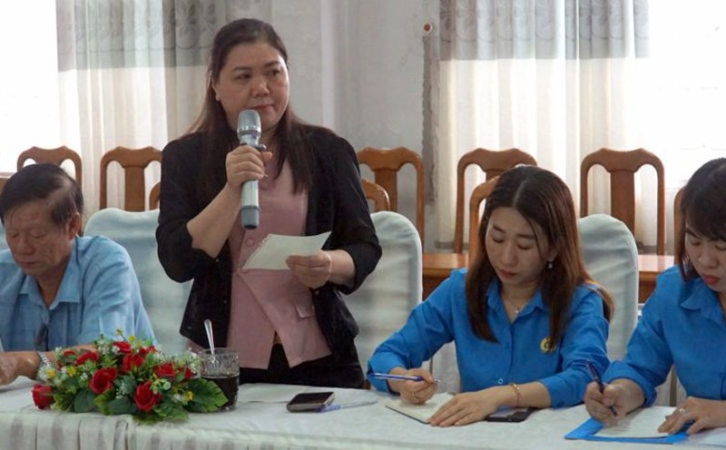 Ms. Tran Thi Phuong Trang - Chairwoman of Phuoc Long Commune Trade Union - expressed her opinion. Photo: Nhat Ho