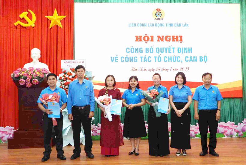 닥락성 노동총연맹 지도부가 새로 설립된 코뮌 및 구 노동조합에서 근무하는 인력에게 결정서를 수여하고 있습니다. 사진: Bao Trung