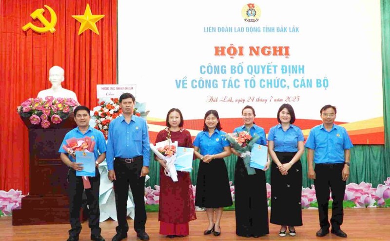 Leaders of the Dak Lak Provincial Federation of Labor presented the decision to the personnel working at the newly established commune and ward trade unions. Photo: Bao Trung