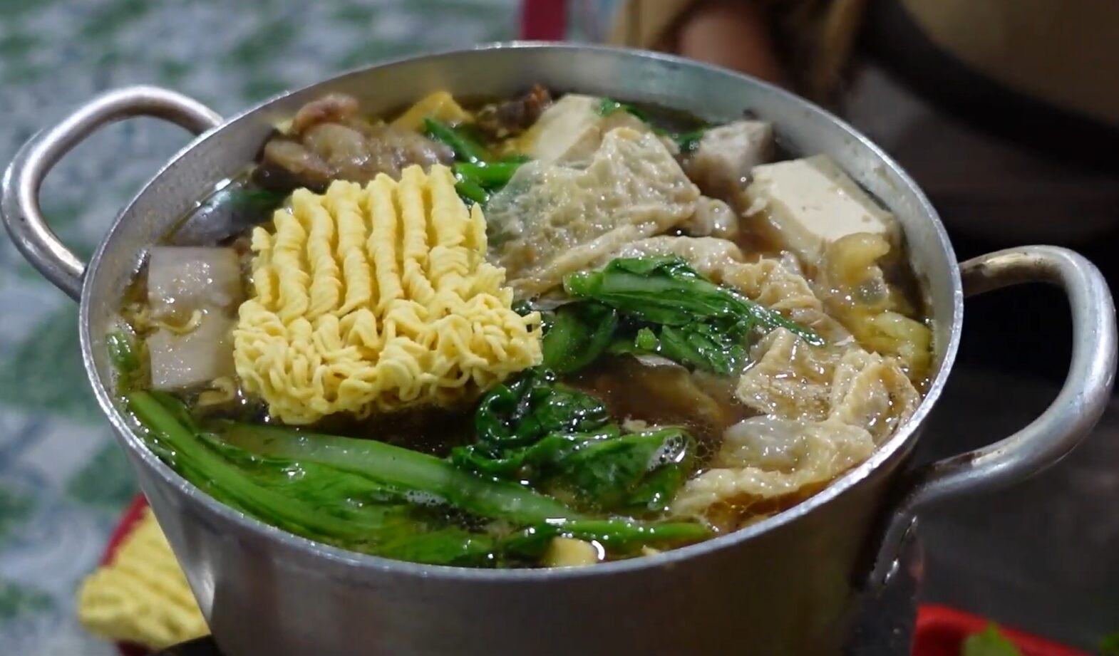 Instead of avoiding too much, you can completely choose Japanese hotpot as a main course to lose weight. Photo: Thanh Hai.