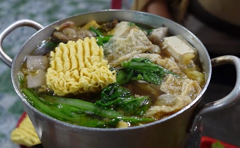 Instead of avoiding too much, you can completely choose Japanese hotpot as a main course to lose weight. Photo: Thanh Hai.