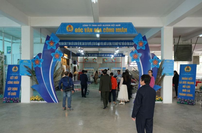 Aleron Vietnam 신발 유한 회사의 '노동자 문화 코너' 모델. 사진: Quach Du