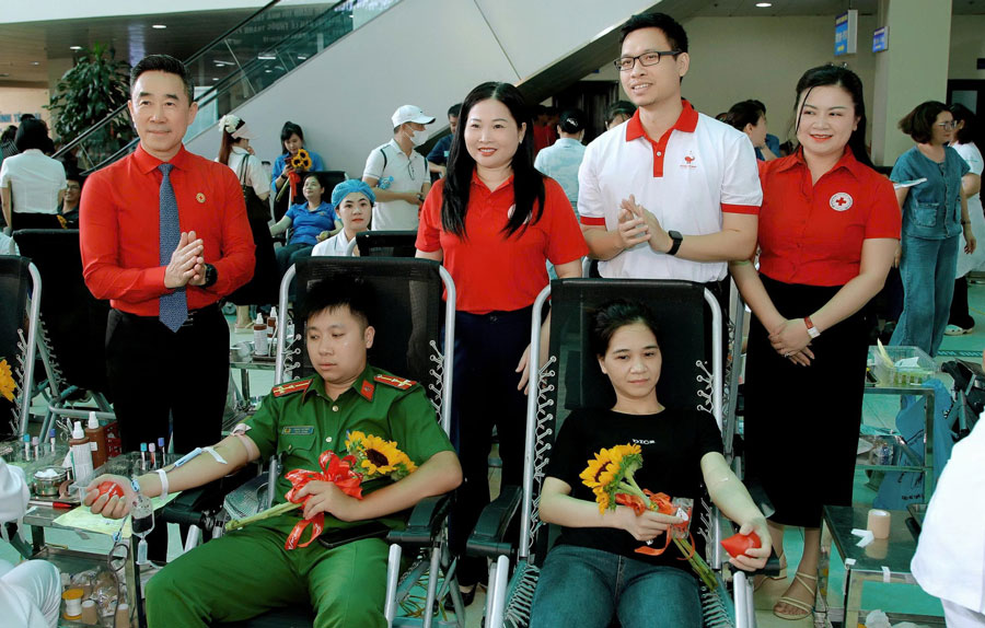 Dong dao, can bo, luc luong vu trang, nguoi lao dong Lao Cai tham gia hien mau tinh nguyen. Anh: Hoang Do