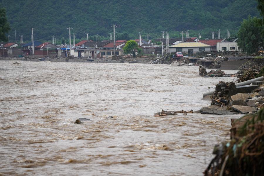 Fuertes lluvias causan inundaciones en el rio en el tramo que atraviesa el distrito de Mat Van en Beijing el 27 de julio de 2025. Foto: Xinhua