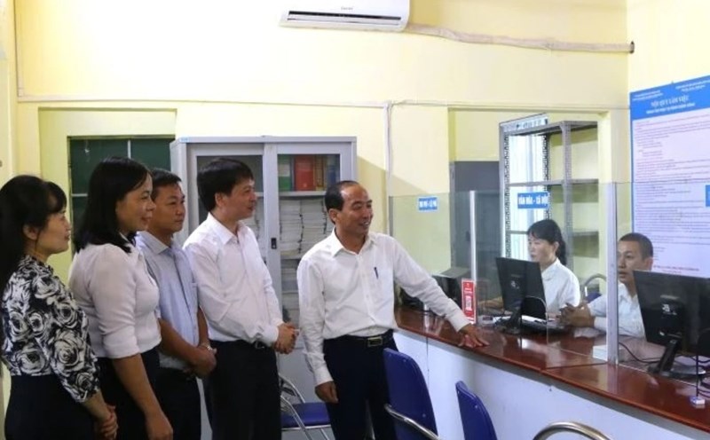 Mr. Le Tien Lam - Permanent Vice Chairman of the Thanh Hoa Provincial People's Council visited the Public Administration Center of a mountainous commune, where there is a great need for mobilized cadres. Photo: T.L