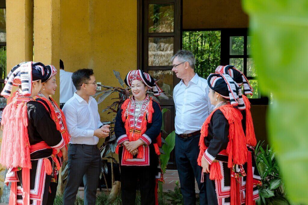 Doanh nghiep lu hanh giao luu voi dong bao nguoi Dao Do tai xa Thong Nguyen, Tuyen Quang. Anh: Quan Nguyen