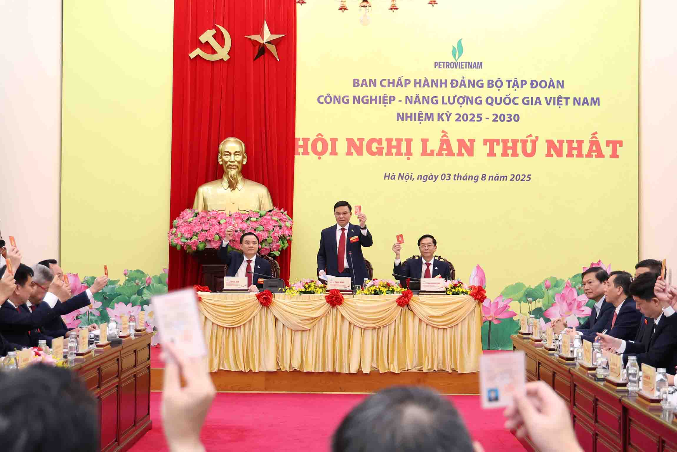 代表者が会議のプログラムと規則を採決しました。写真:Manh Chung.