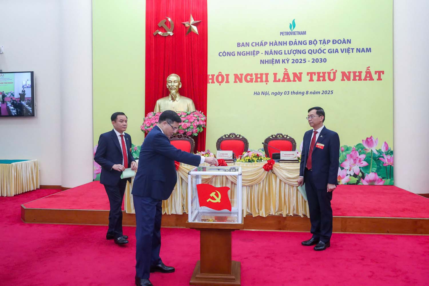 Cac dai bieu bo phieu bau Ban Thuong vu Dang uy va Uy ban Kiem tra Dang uy Tap doan nhiem ky 2025-2030. Anh: Manh Chung.