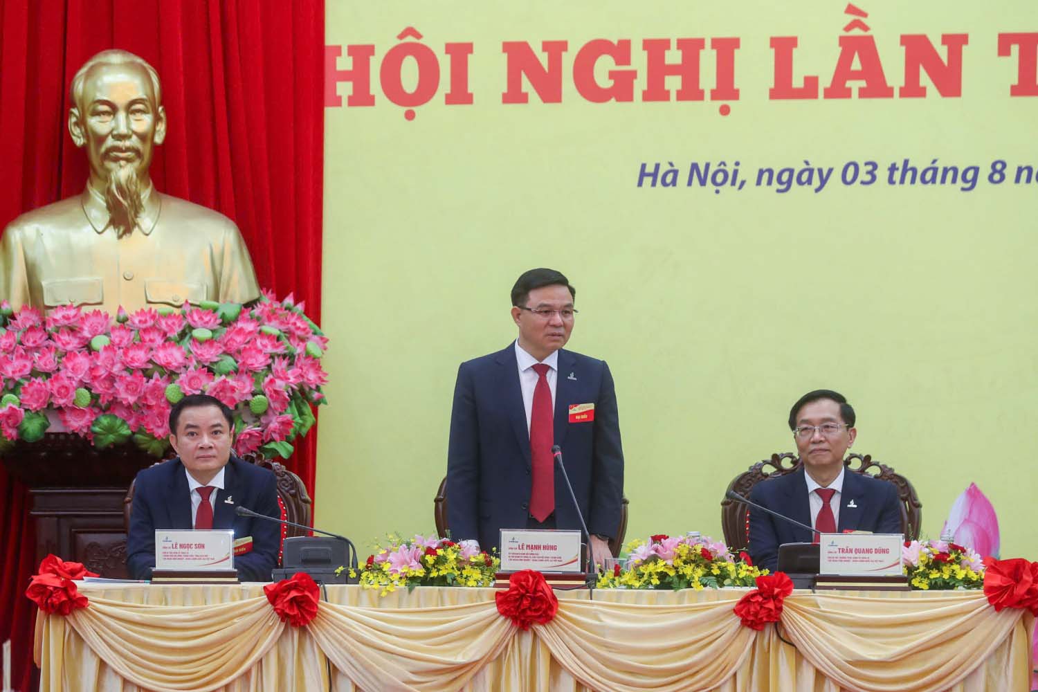 Dong chi Le Manh Hung tin tuong, voi ban linh, tinh than trach nhiem, doan ket, thong nhat, cac dong chi trong Ban Thuong vu va Uy ban Kiem tra Dang uy Tap doan khoa moi se dan dat dua Petrovietnam phat trien ben vung trong giai doan toi. Anh: Manh Chung.