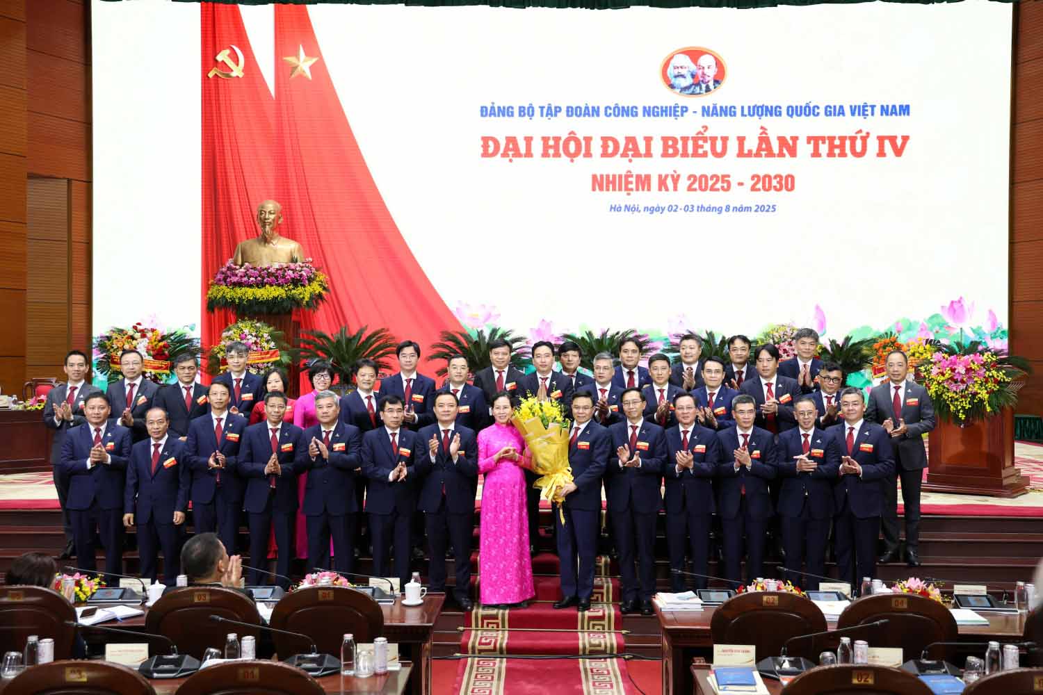 Dong chi Le Thi Thuy - Uy vien Trung uong Dang, Pho Bi thu Dang uy Chinh phu chuc mung Ban Chap hanh Dang bo Tap doan khoa IV. Anh: Manh Chung.