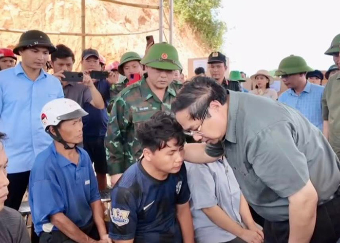 Thu tuong Pham Minh Chinh tham hoi ba con vung lu Dien Bien. Anh: Cong an Dien Bien