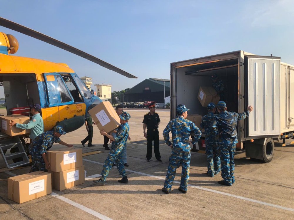 El Ministerio de Defensa envia aviones de socorro a la zona inundada de Dien Bien en la mañana del 3 de agosto. Foto: Fuerza Aerea de Defensa Aerea - Fuerza Aerea