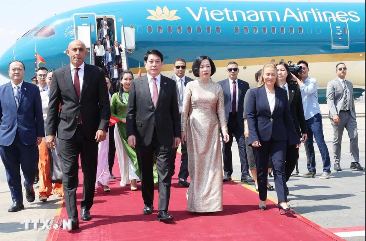 Politburo member and President Luong Cuong and his wife, along with the Vietnamese delegation to Cairo, began a state visit to Egypt. Photo: VNA