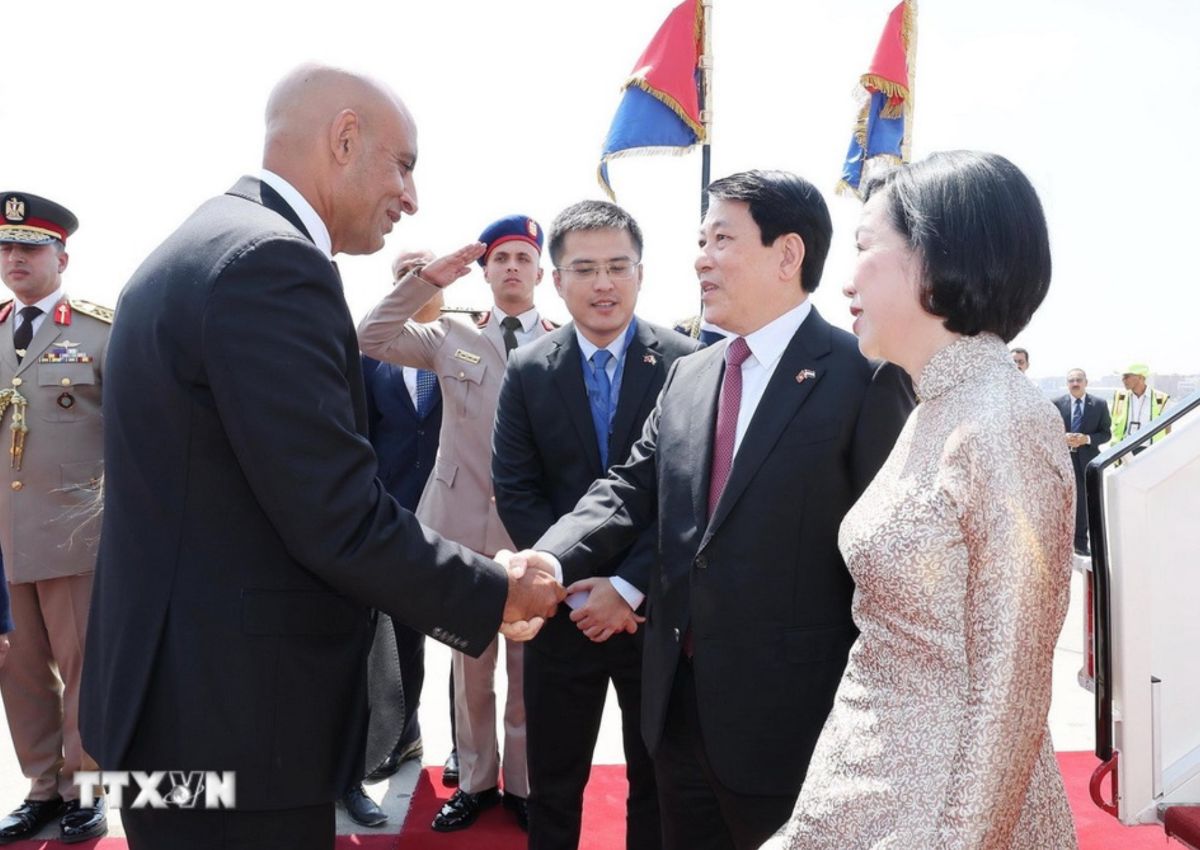 Bo truong Bo Giao duc va Dao tao Ai Cap Mohamed Abdel Latif don Chu tich nuoc Luong Cuong va Phu nhan tai san bay quoc te Cairo, Ai Cap. Anh: TTXVN