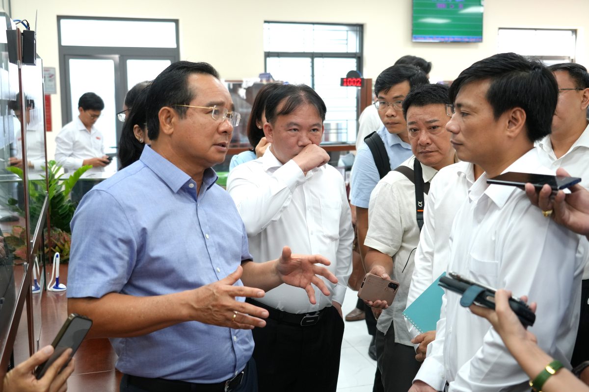Ong Nguyen Van Duoc nghe bao cao hoat dong cua Trung tam phuc vu hanh chinh cong phuong Ba Ria. Anh: Thanh An