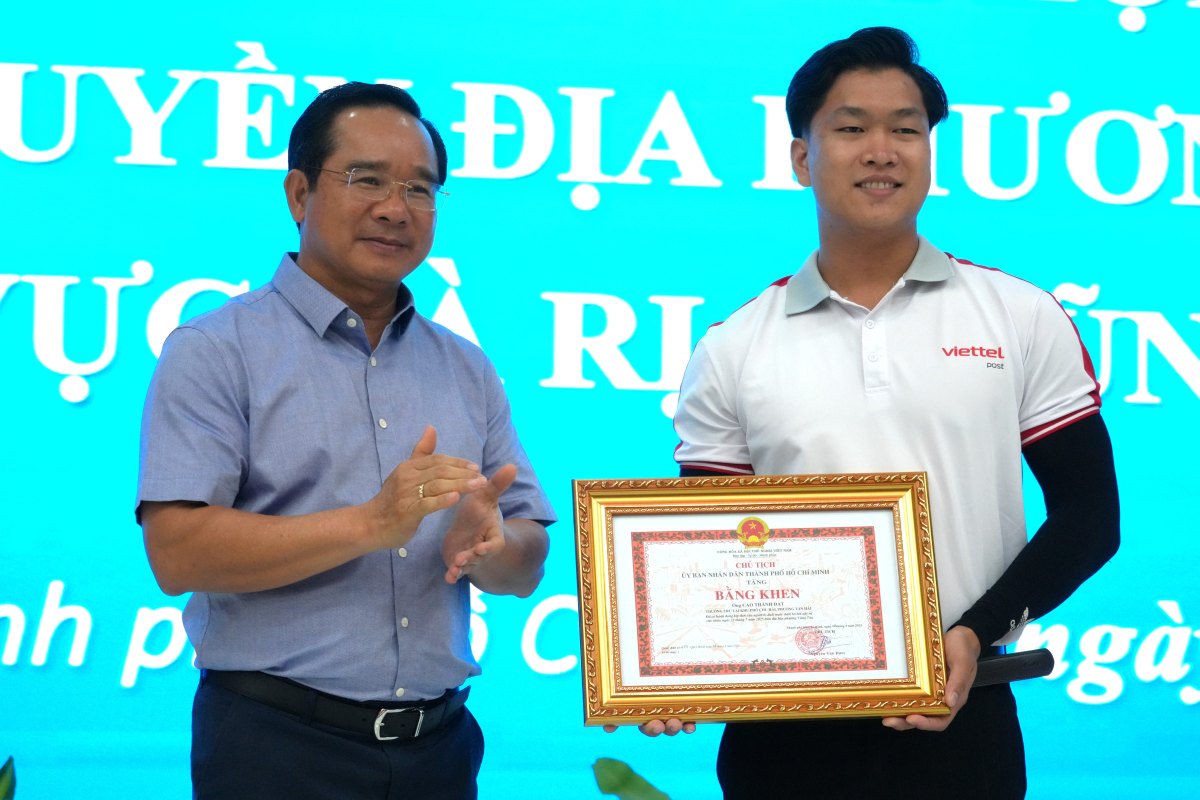 Ong Nguyen Van Duoc trao giay khen cho Cao Thanh Dat vi da co nghia cu dep cuu song be gai bi ngat nuoc