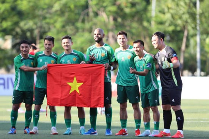 Doi tuyen 7 nguoi Viet Nam dan truoc doi thu 2 ban. Anh: Minh Hieu