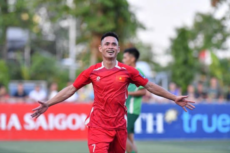 Hoang Dinh Tung lap cu dup cho doi ngoi sao Viet Nam. Anh: Minh Hieu