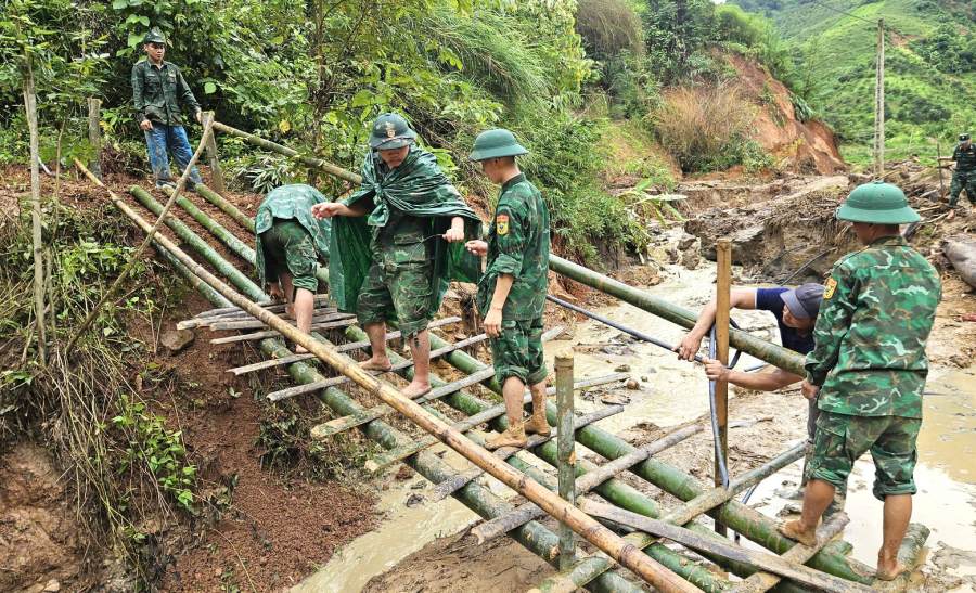 The General Secretary requested local Party committees and authorities at all levels to ensure housing for those who have lost their homes, ensuring that people do not go hungry or cold. In the photo: Son La Provincial Border Guard builds a temporary bridge to help people overcome the consequences of floods. Photo: Vi Hien
