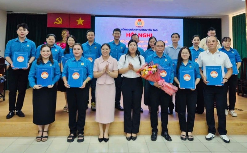 The Tan Tao Ward Trade Union Executive Committee launched. Photo: Duc Long