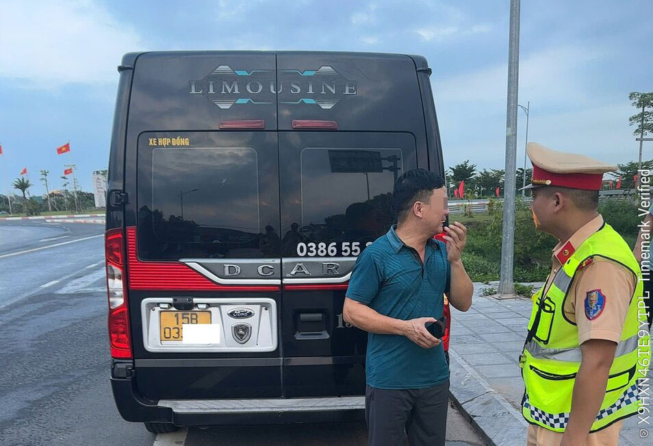 Tài xế biển Hải Phòng vừa dùng điện thoại, vừa không thắt dây an toàn bị lực lượng chức năng phát hiện. Ảnh: Cục Cảnh sát giao thông