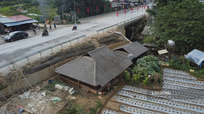 Ngôi nhà cạnh chân cầu 32, thuộc Quốc lộ 4D (phường Sa Pa) hiện chưa di dời. Ảnh: Trọng Lộc