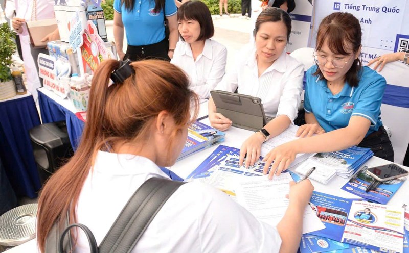Employees looking for jobs at the job fair organized by the Hanoi Employment Service Center. Photo: Quynh Chi