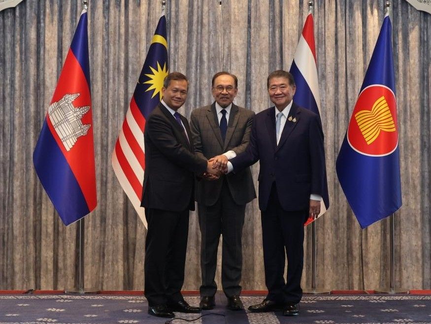 Thu tuong Malaysia Anwar Ibrahim (giua), Thu tuong Campuchia Hun Manet (trai) va Thu tuong tam quyen Thai Lan Phumtham Wechayachai dat thoa thuan ngung ban Thai Lan - Campuchia, ngay 28.7.2025. Anh: Xinhua