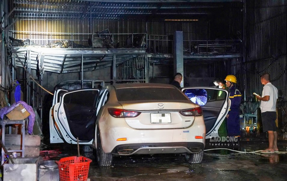 Thuy Duong橋近くの自動車ガレージでの火災現場。写真:Nguyen Luan