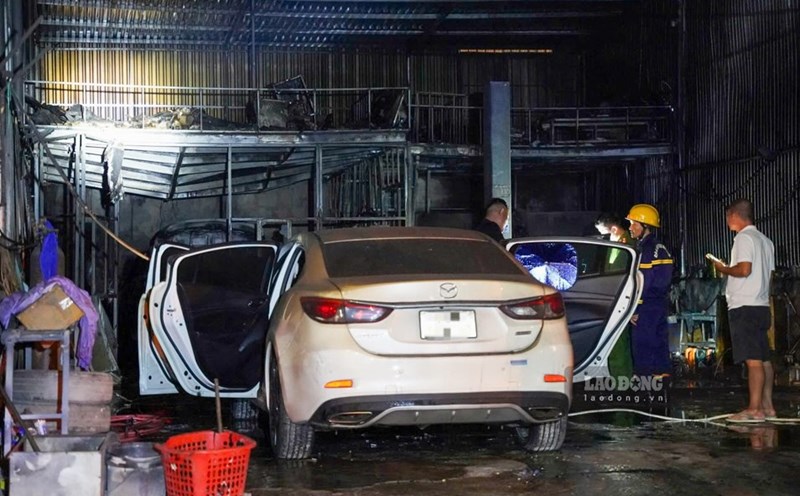 Fire scene at a car garage near Thuy Duong overpass. Photo: Nguyen Luan