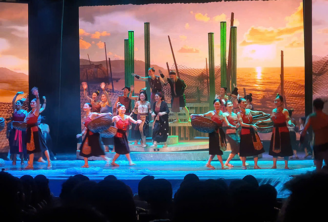 ミュージカル「Bien Mo - Uoc hen Kim Giao」は、ハイフォン現代芸術劇場によって40日間上演されました。写真:Mai Chi